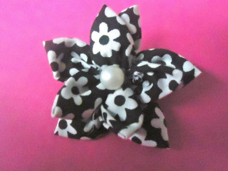 Pregadeira Preta/Branca com Pérola